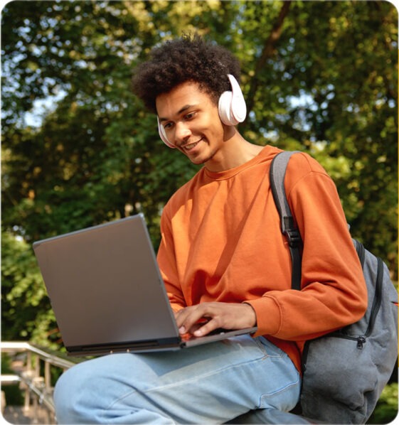 Pessoa segurando diploma, representando a conclusão total dos estudos